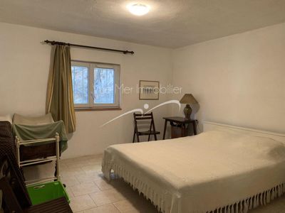 Plage d' Aiguebelle à pied pour cette grande maison en bon état avec dépendances, baignée de lumière. Aiguebelle