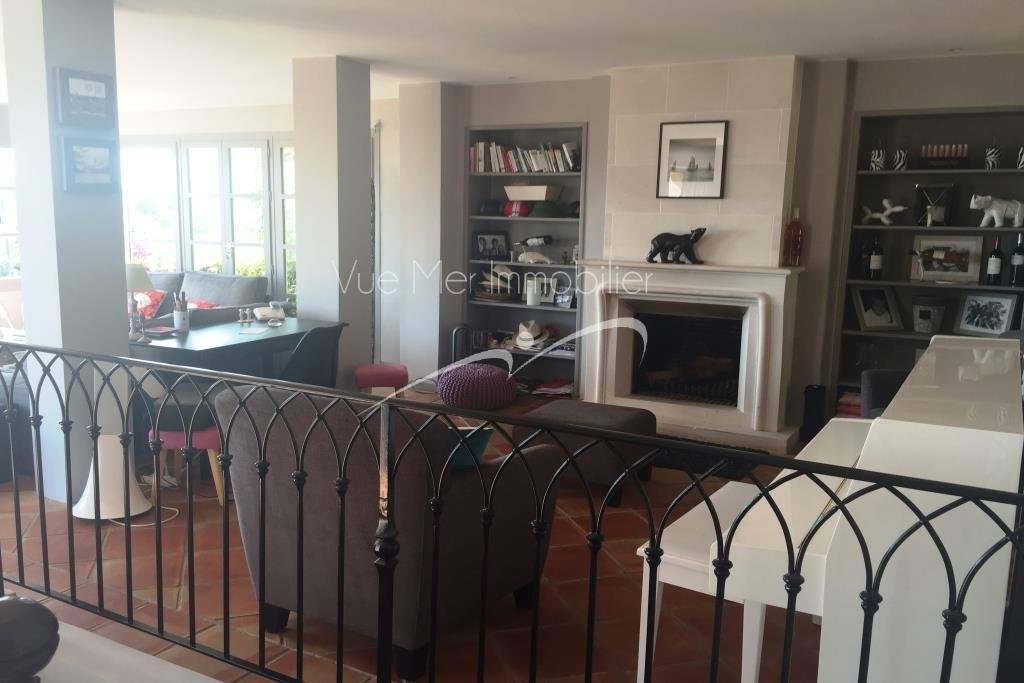 Salon avec cheminée