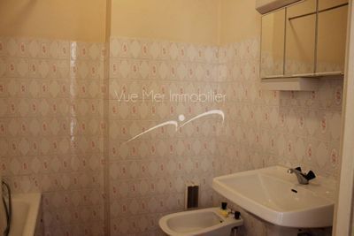 VENDU PAR NOTRE AGENCE ! LAVANDOU 83980 centre village calme