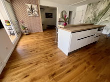 T4  RENOVE de 84 m² DERNIER ETAGE - VUE MER - PLEIN CENTRE VILLE- 2 BALCONS - CAVE