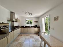 cuisine équipée donnant sur terrasse