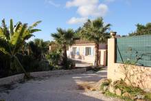 Villa de plain-pied au calme avec piscine et terrain de 700 m²