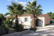 Villa de plain-pied au calme avec piscine et terrain de 700 m²