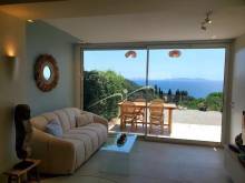 Salon donnant sur terrasse avec vue mer