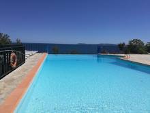 Piscine surplombant la mer